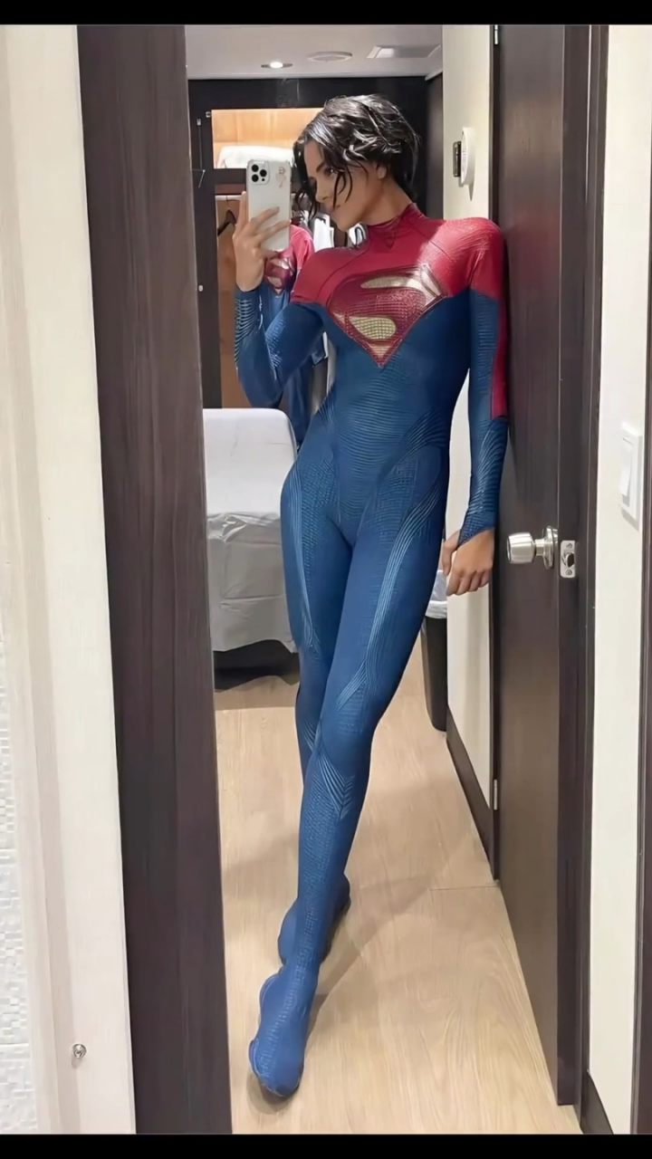 #娱乐最前沿# 《闪电侠》中萨沙•卡莱饰演的女超人乍一看不怎么样