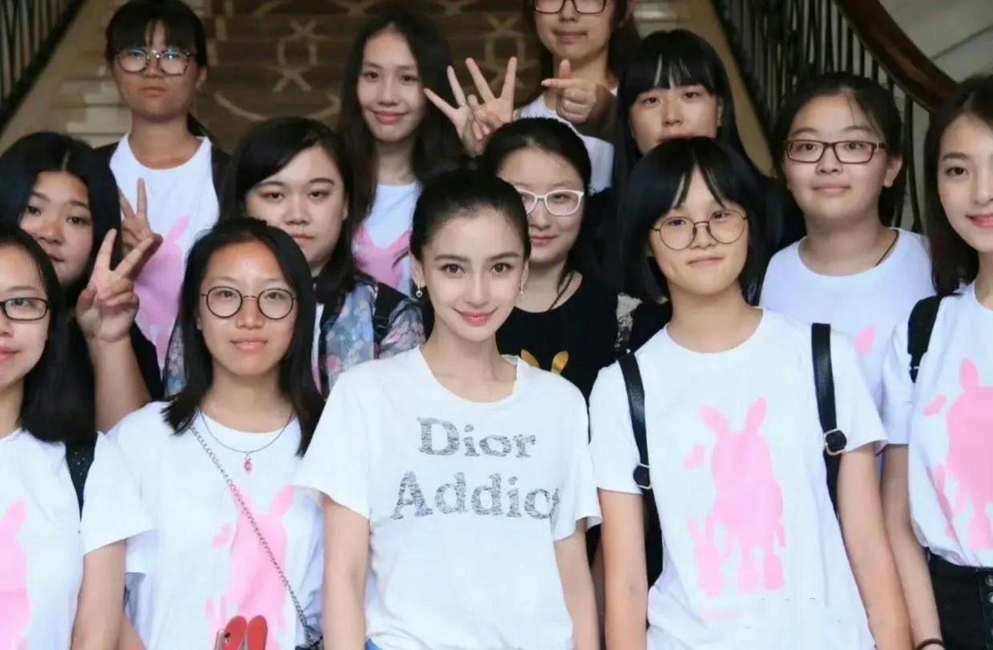 杨颖和粉丝们的合影,颜值太出众,如同鹤立鸡群,一眼就是焦点.