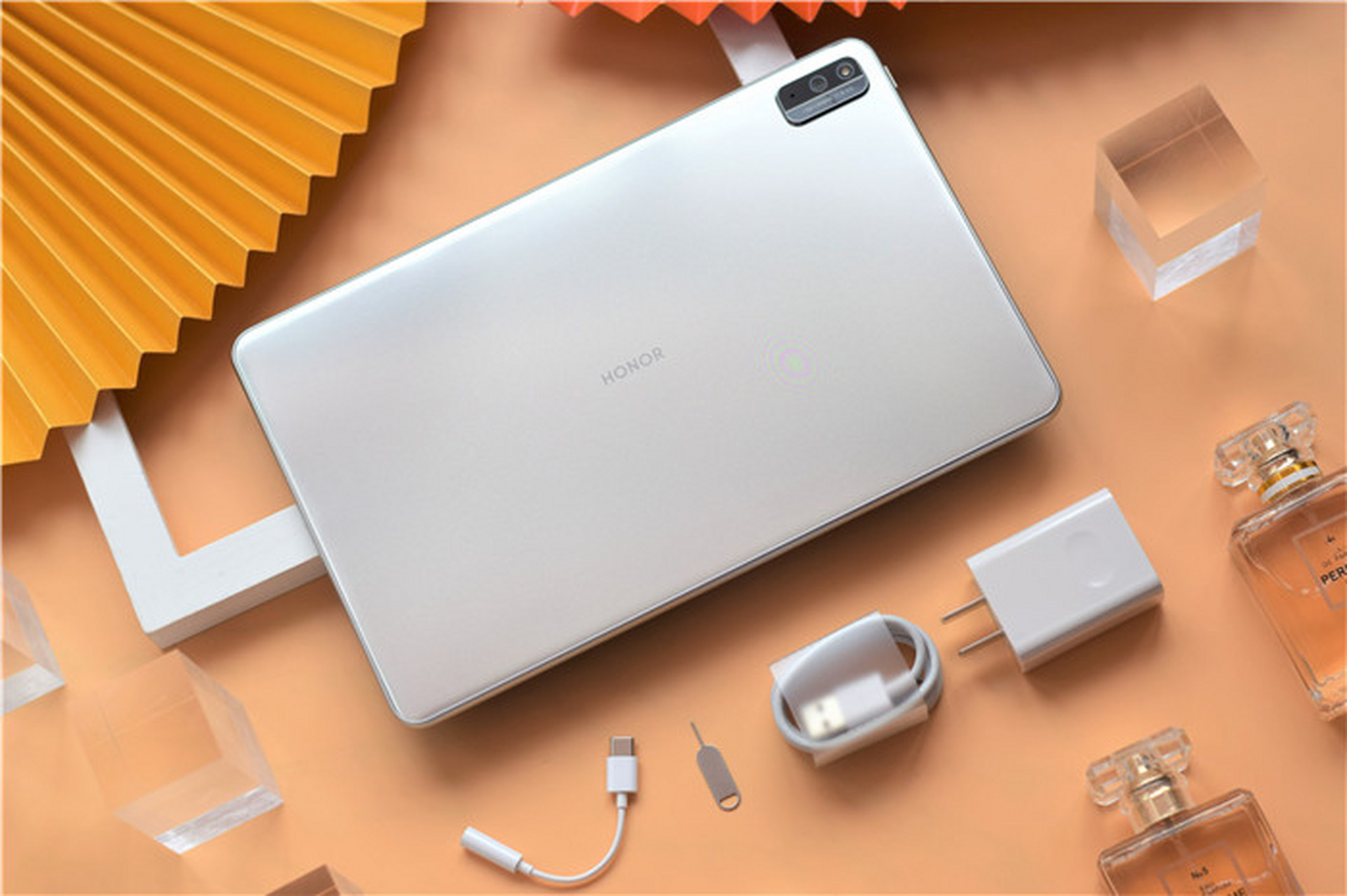 1,荣耀平板v6的包装延续了荣耀产品简介美观的特点,采用白色作为主