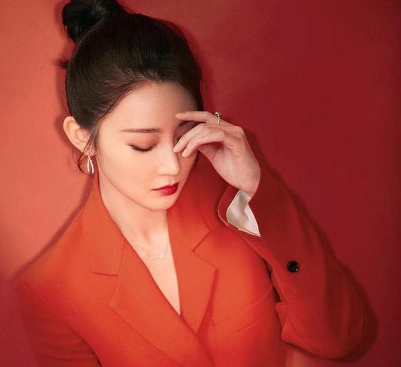 林鹏一身开年红首登央视春晚 眉眼透露飒气气质卓越