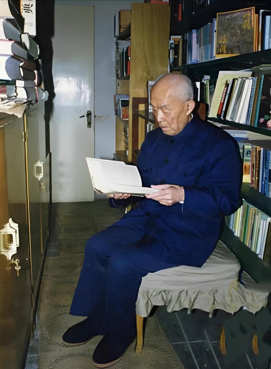 看着照片中那个苍老却容光焕发的老太婆,季羡林忍不住流下了眼泪.