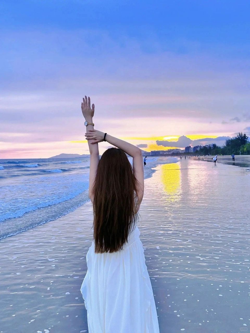 带着背影和三亚看日落 在三亚看日落真有诗意,夕阳滑落的景象美妙绝伦