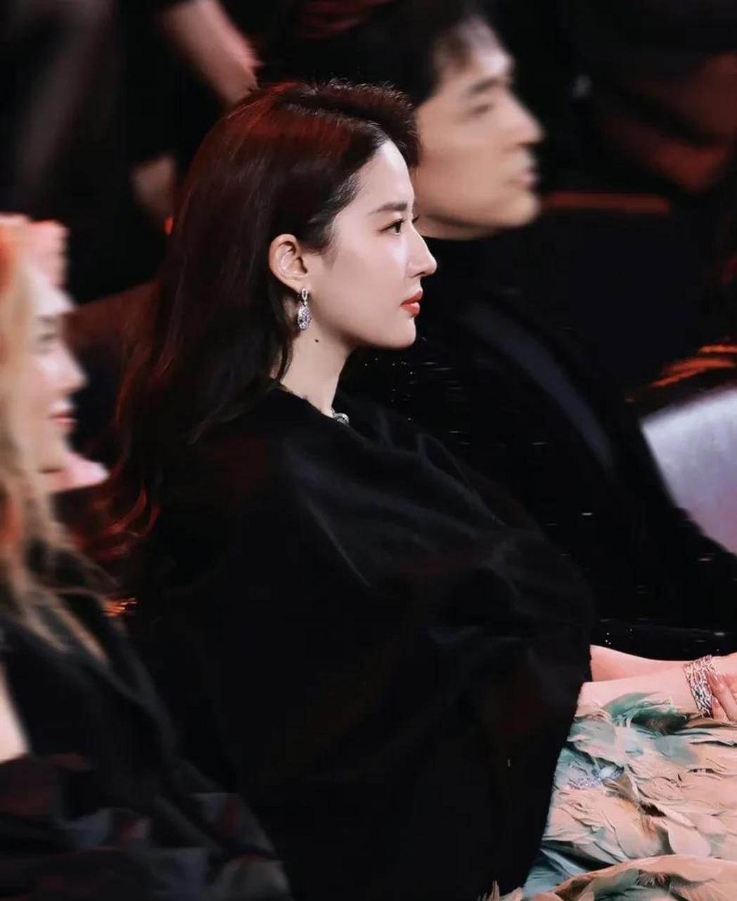 刘亦菲和迪丽热巴属于直面形的侧脸,鼻下点,嘴唇,下巴在一条线上,骨相