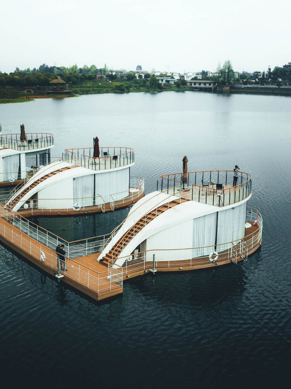 民宿:渔宿水上漂浮酒店 地点:四川省雅安市名山区月亮湖景区