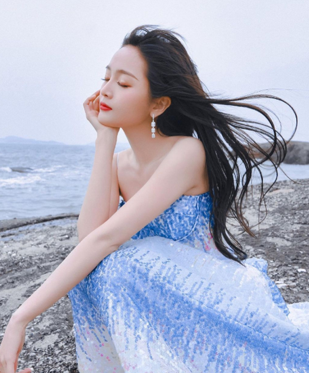 吴宣仪蓝色波光吊带裙,宛如仙女!