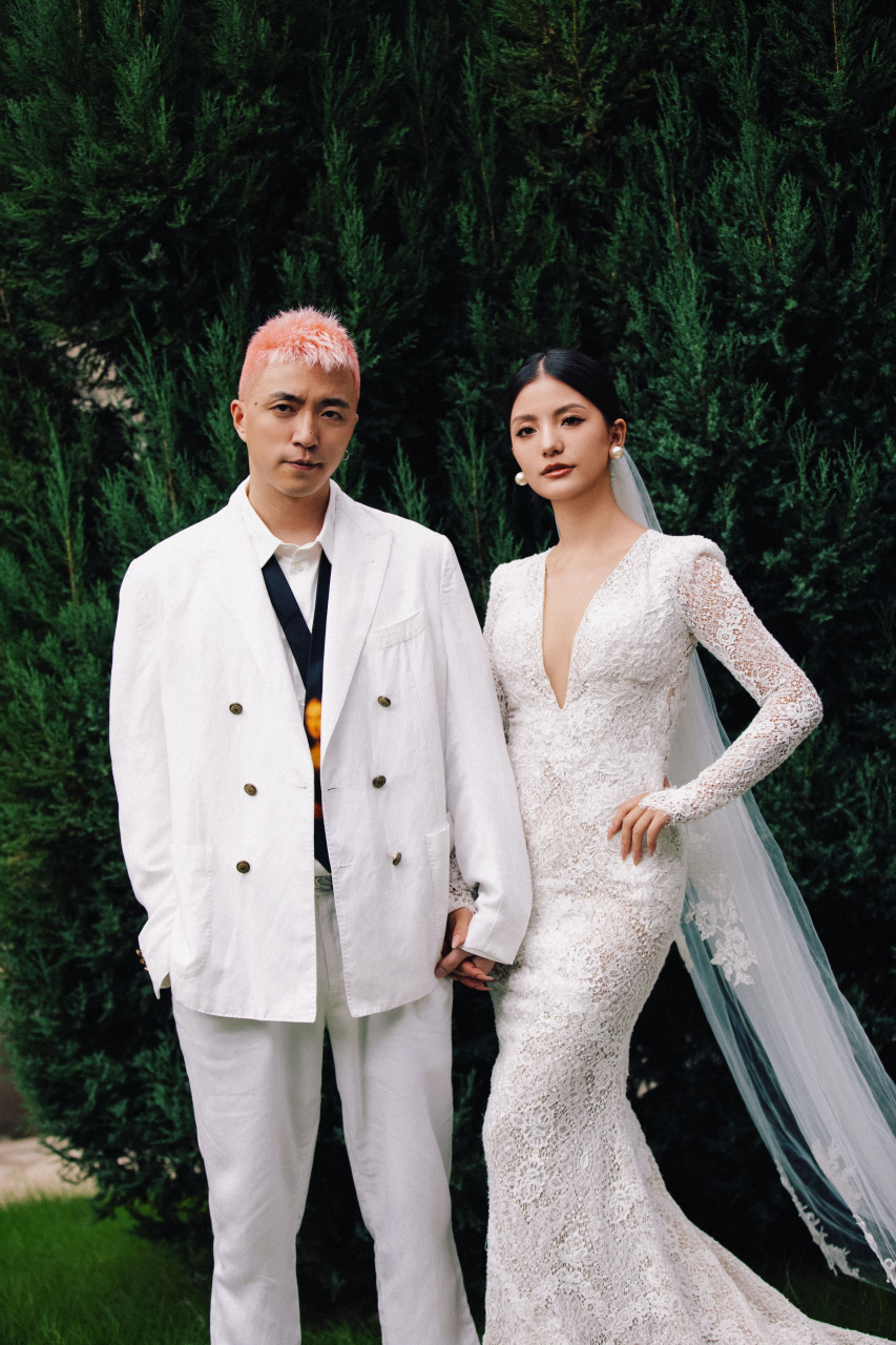 中国内地嘻哈饶舌男歌手jonyj发文晒结婚照说给太太一场迟来的婚礼,"