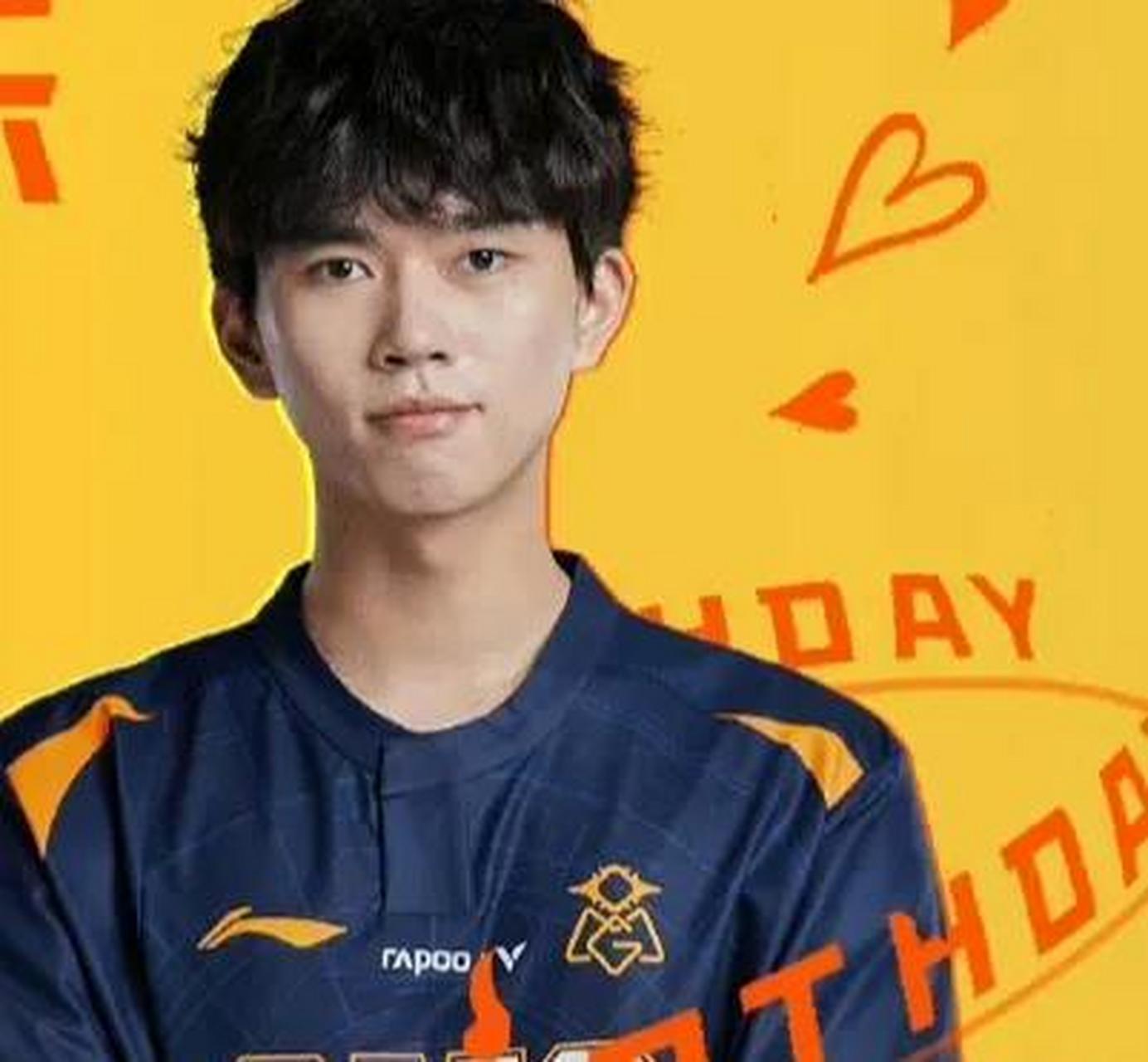 最近omg打野aki开直播透露,lpl排名第四的omg训练赛跟gen打满五局  在