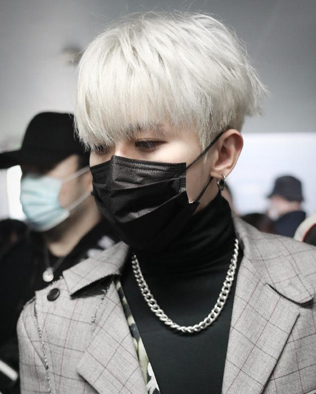 蔡徐坤新发色太帅了!银白发色十分抓眼,像从漫画里走出来的人物