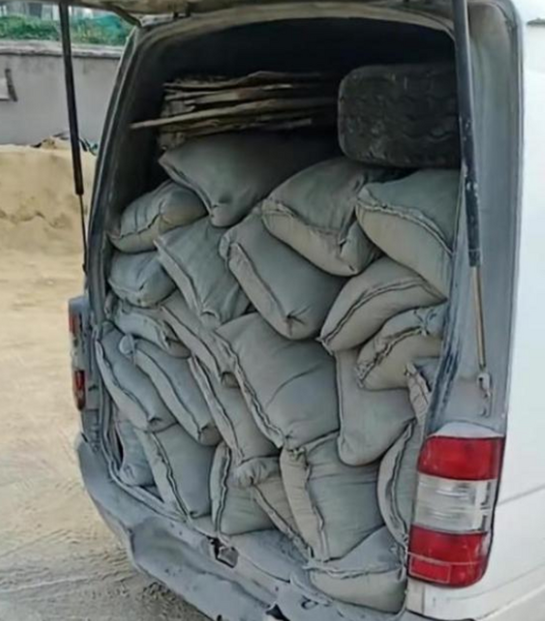 用这车拉水泥砖头,是真的奢侈.