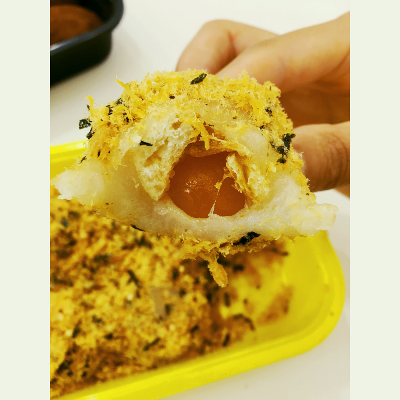 桃源村糕团 买了海苔松松脆和海盐可可团,海盐的据说是销量第一,之前