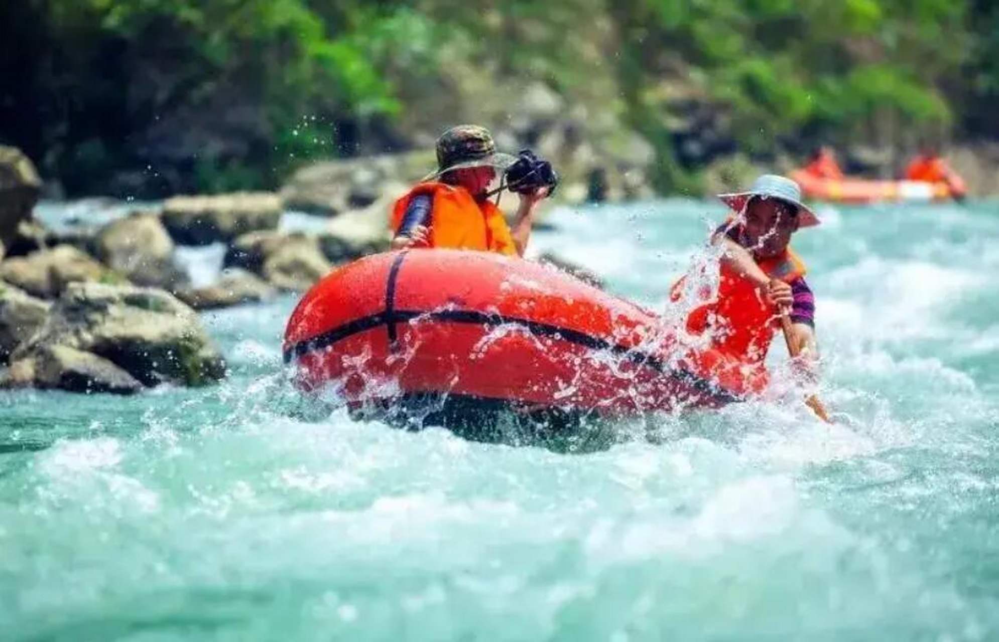 百里峡漂流位于达州市宣汉东北边缘,与重庆开县,城口接壤,景区幅员