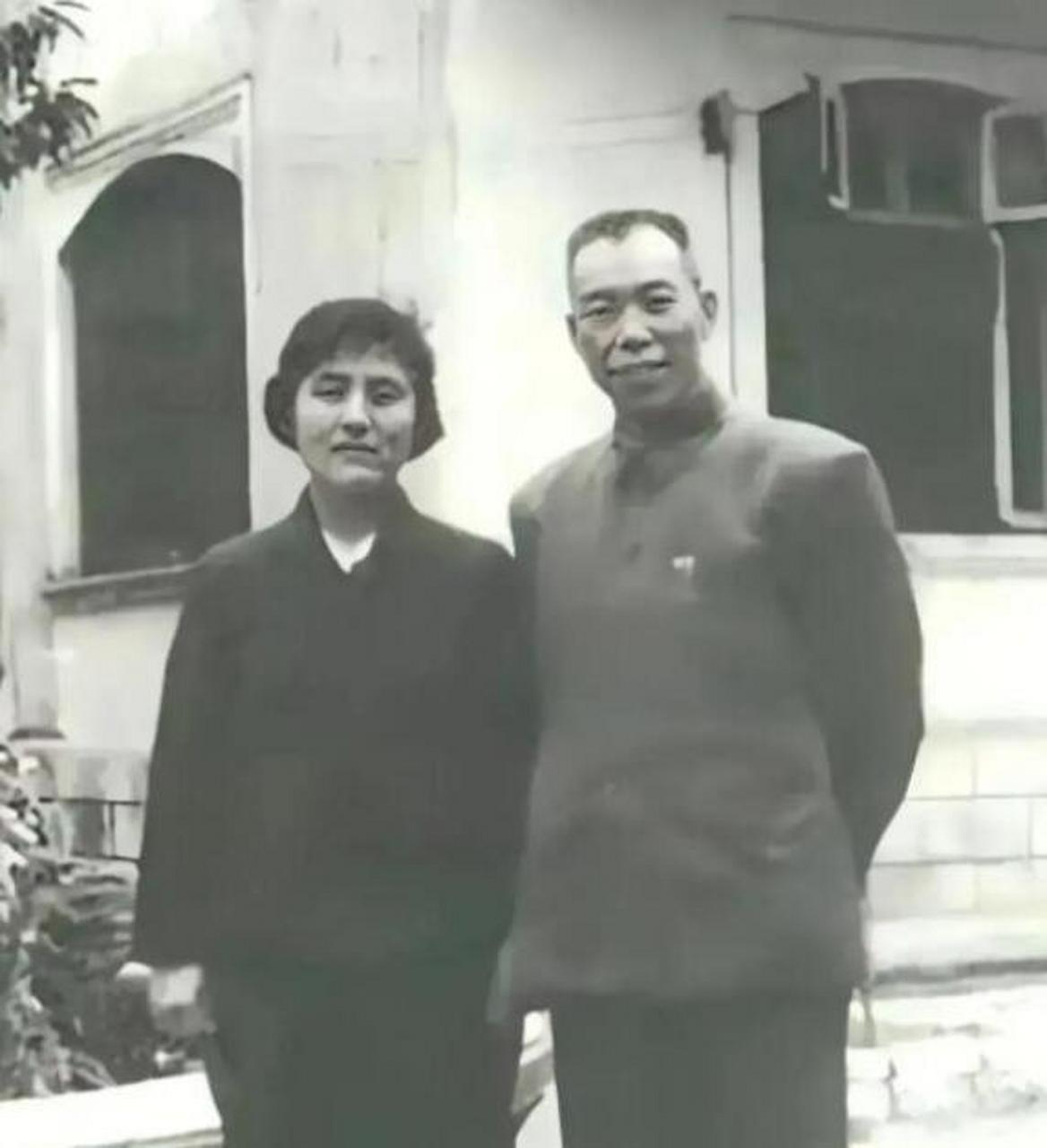 这是一则关于梁兴初将军和他的妻子任桂兰的故事.