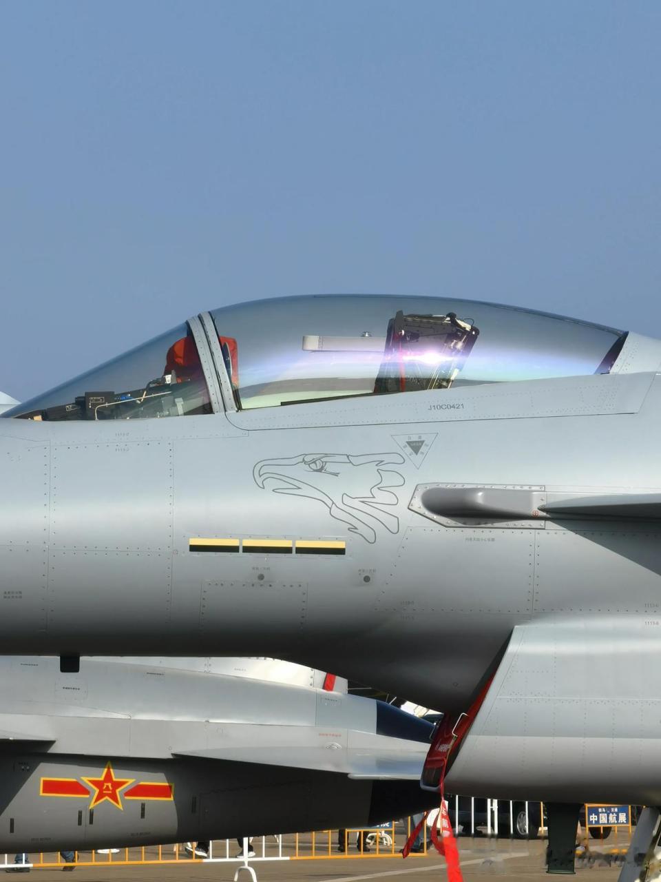 低可视"大红鹰"涂装的南部战区空军某旅王牌部队战机座驾.