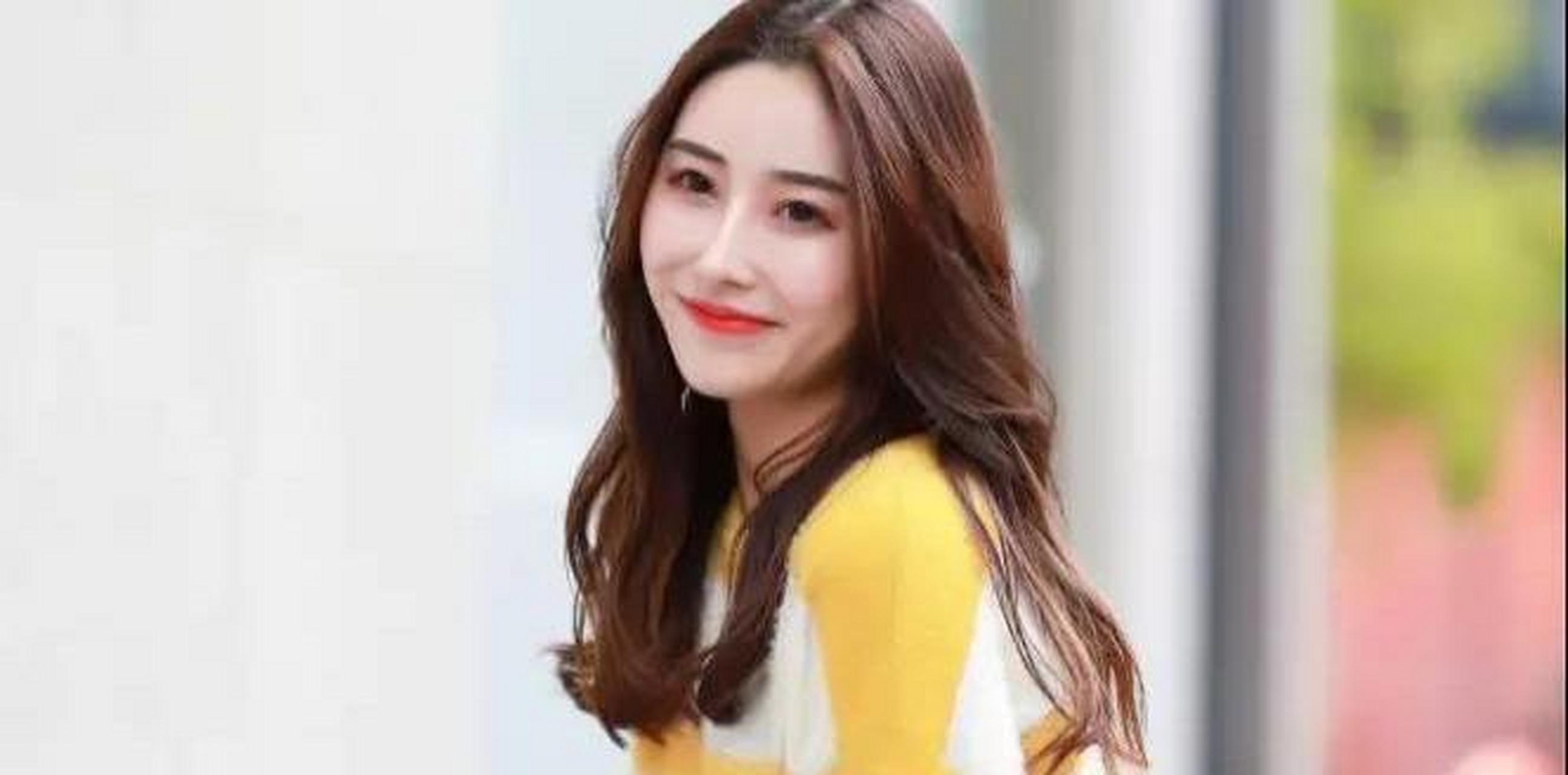 打扮轻靓丽的美女,清纯可爱的气质,漂亮的卷发妩媚迷人