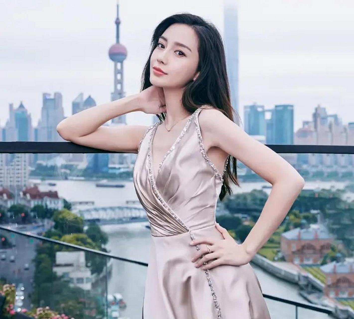 杨颖完美演绎香槟色v领礼服,就跟长她身上似的