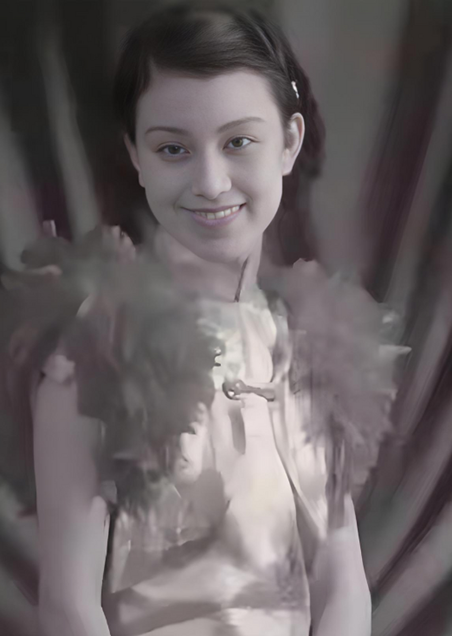 她的名字叫严仁美,民国最后的名媛,上海山最著名的美女,既有才华又有