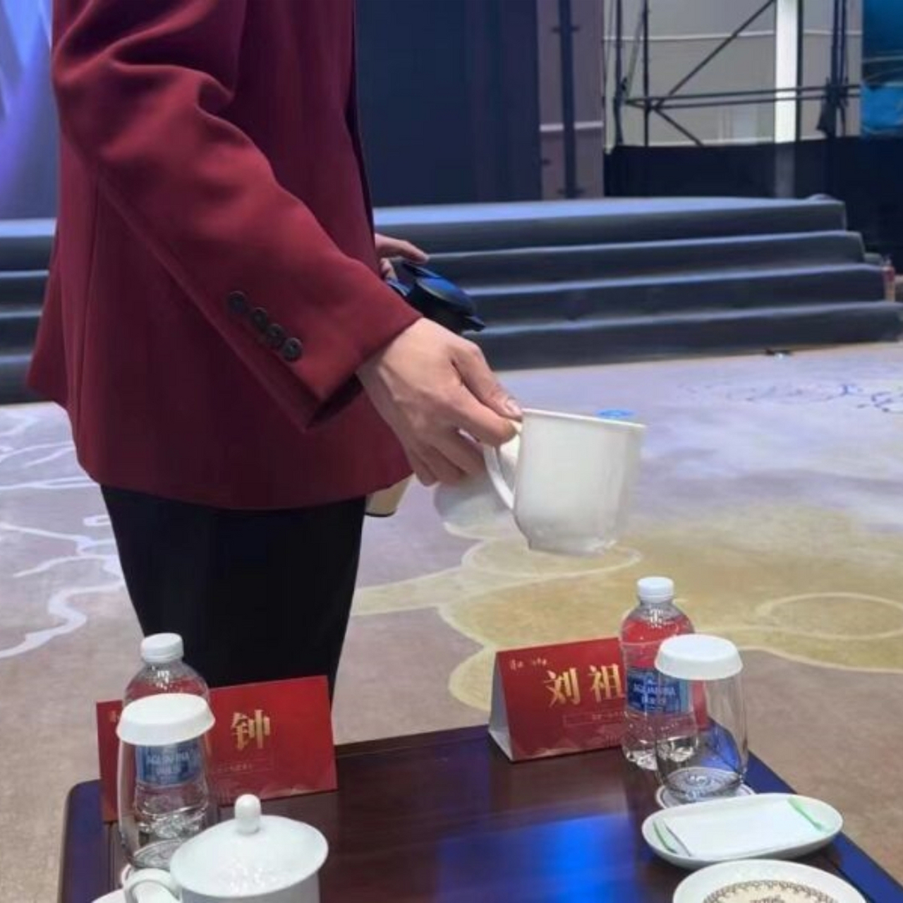 在会议桌上插喷水了