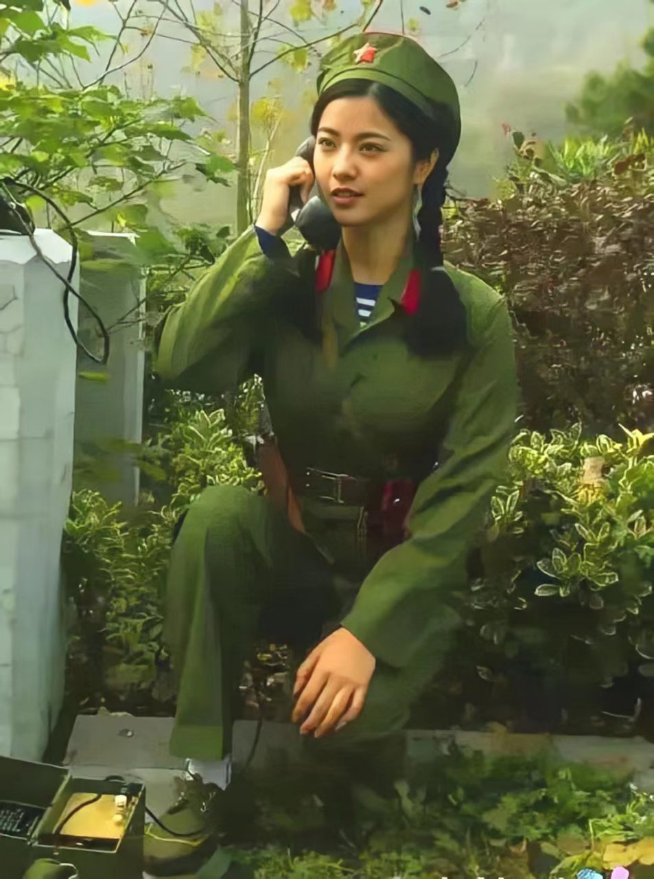 这是一张上世纪六十年代女通信兵的照片,颜值很高,精神气质比现在的