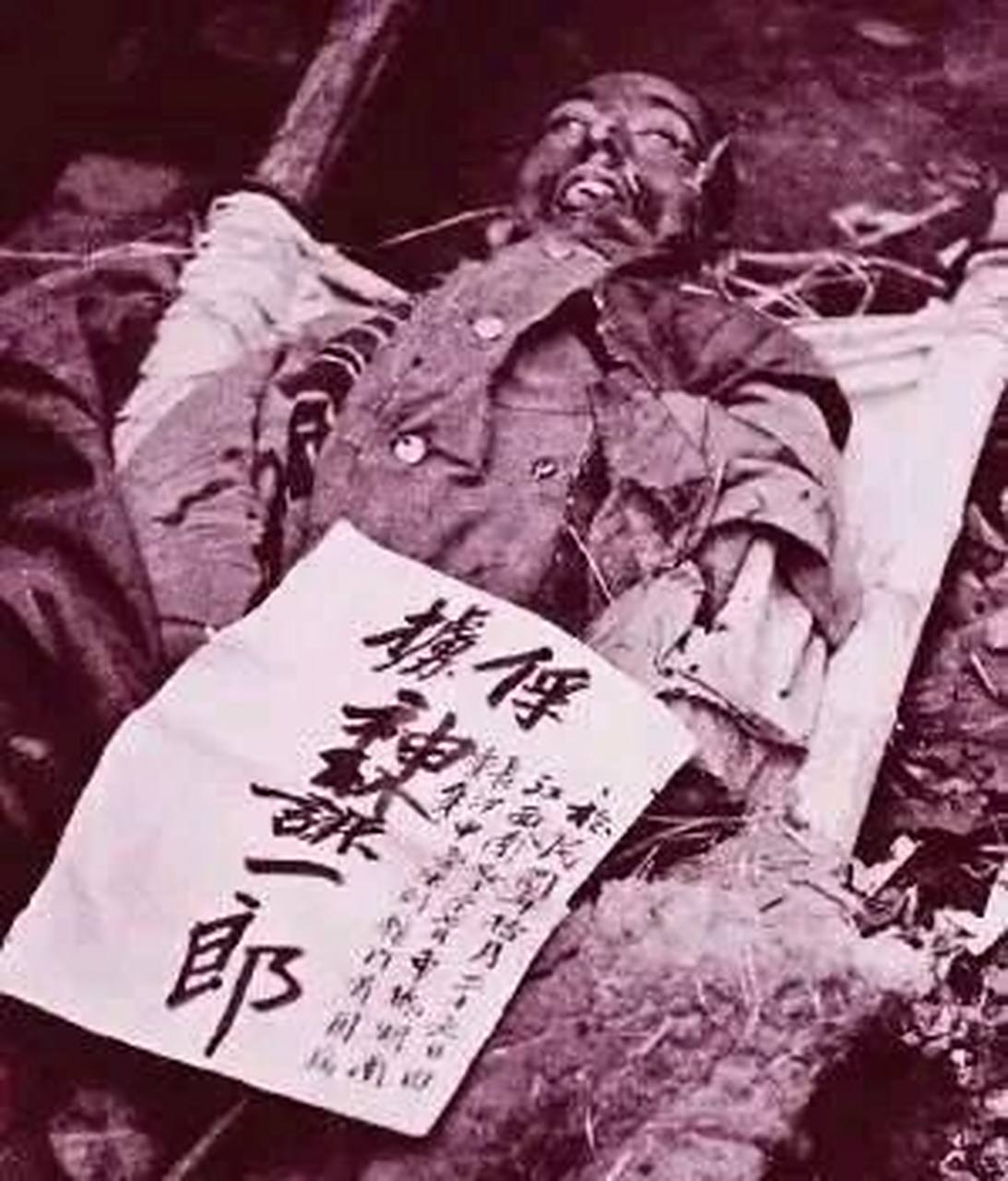 鬼子遗体照片,在长沙会战后一群鬼子被消灭在战场上,这些鬼子的尸体堆