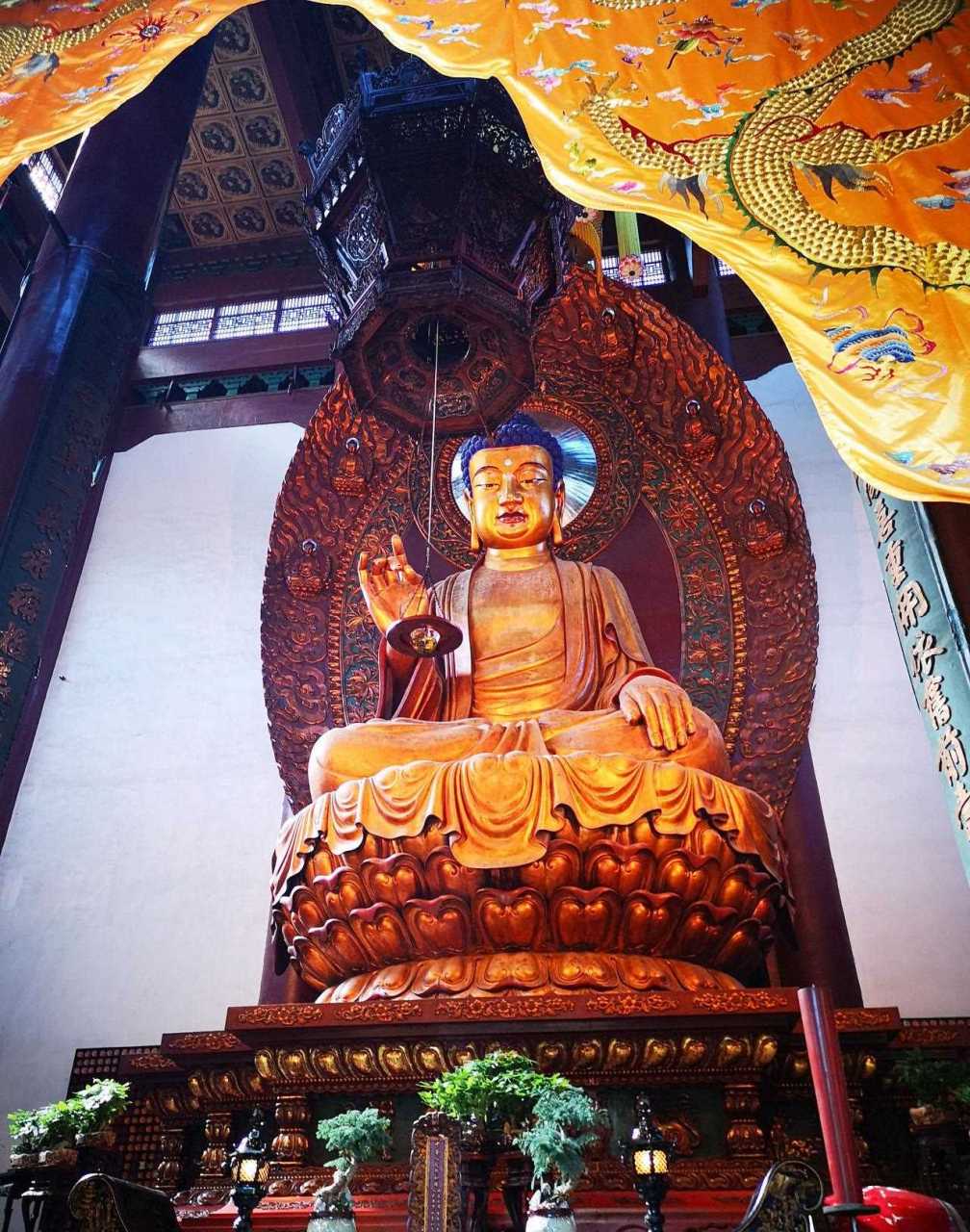 在杭州灵隐寺大雄宝殿佛像前的供案上,发现一尊神奇的金漆雕龙的祈福