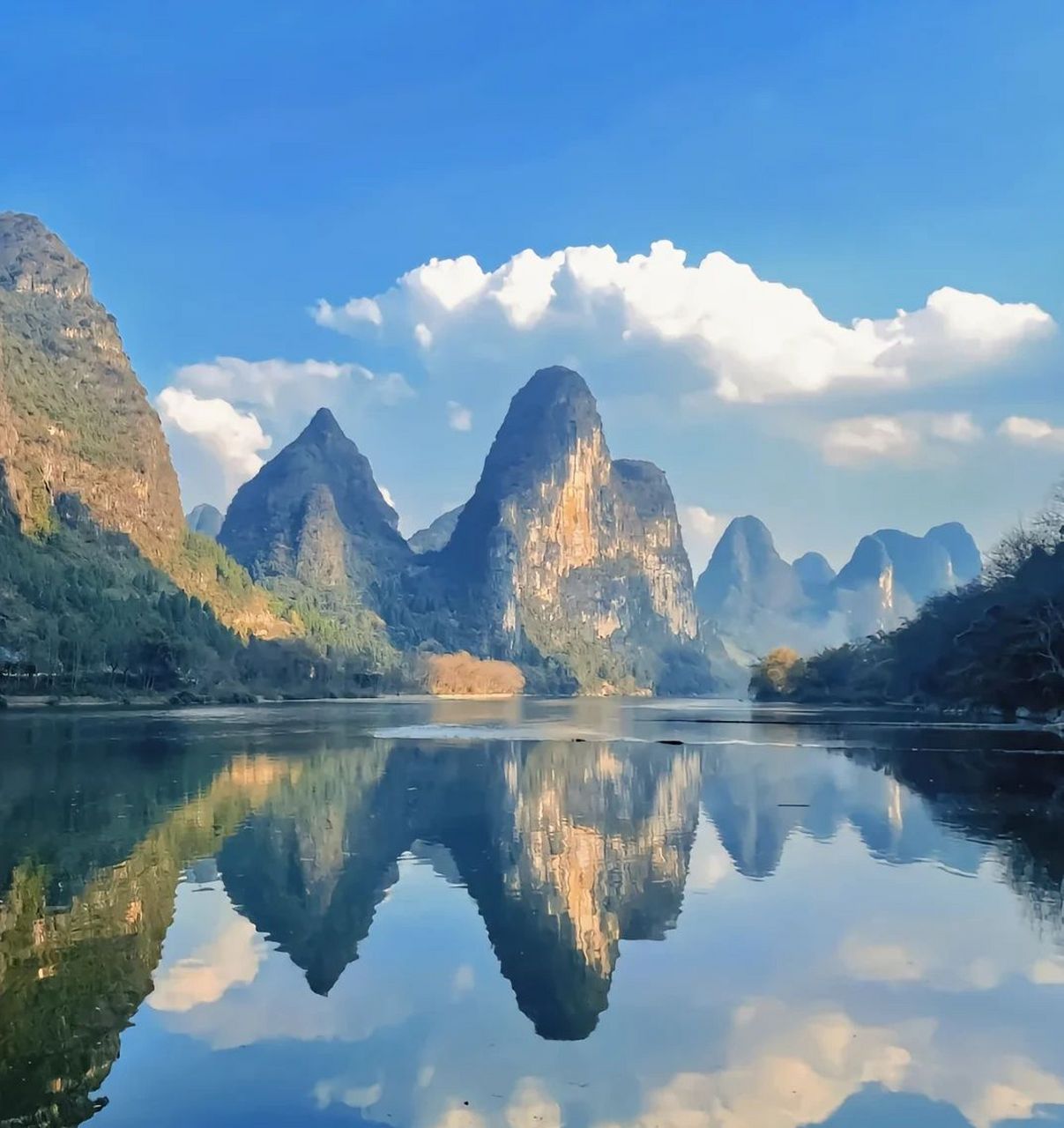 桂林山水甲天下,阳朔山水甲桂林太喜欢这了,坐上竹筏感觉整个世界都静