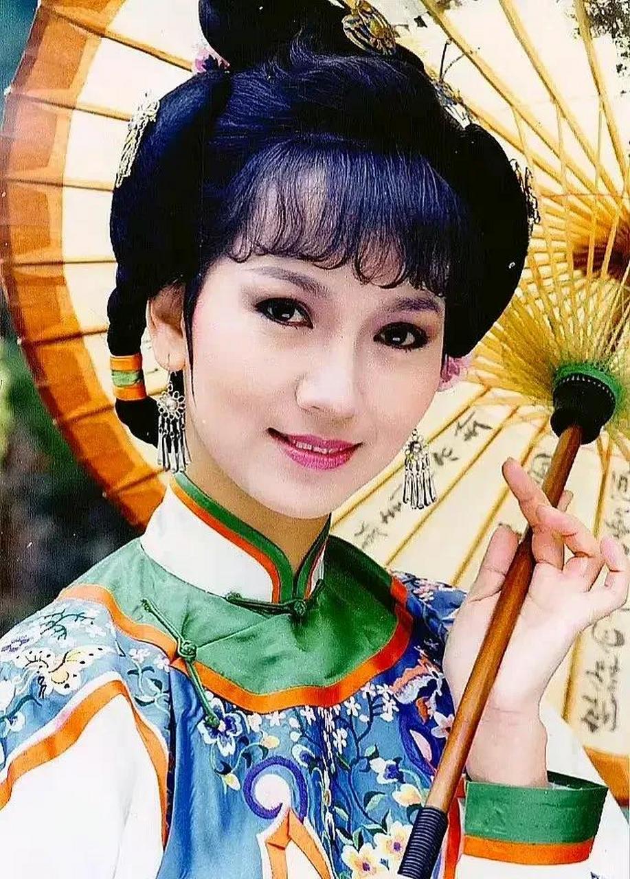 gif创作人 赵雅芝在《京华烟云》里的几款造型,人漂亮穿啥衣服都!