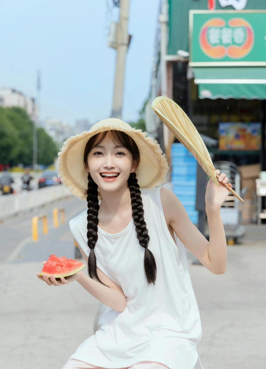 看小美女马菲吃西瓜,我都不觉得渴了!