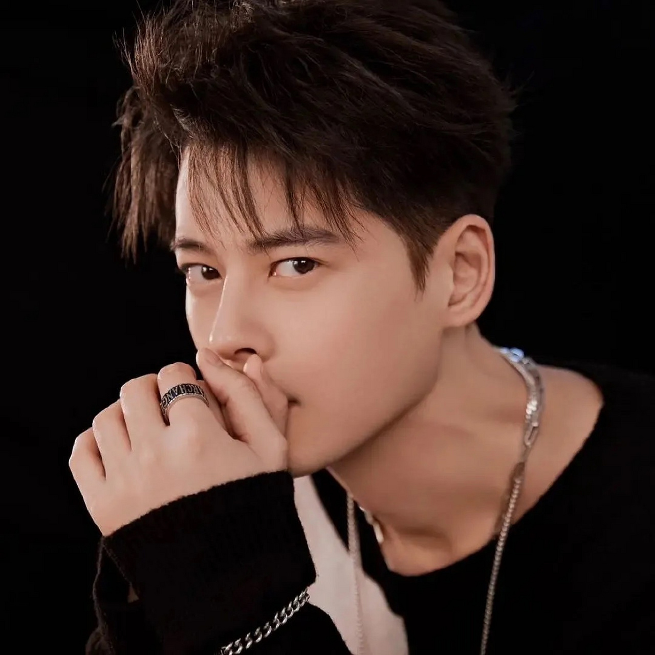 网友称车银优很像年轻时的郭品超,笑起来的笑眼有点像林志颖!