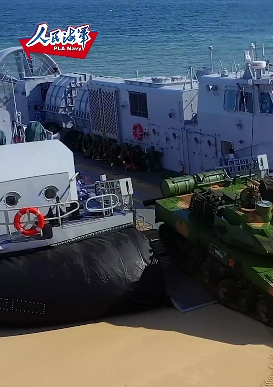 霸气:中国海军野马气垫登陆艇运载海军陆战队15式坦克抢滩登陆