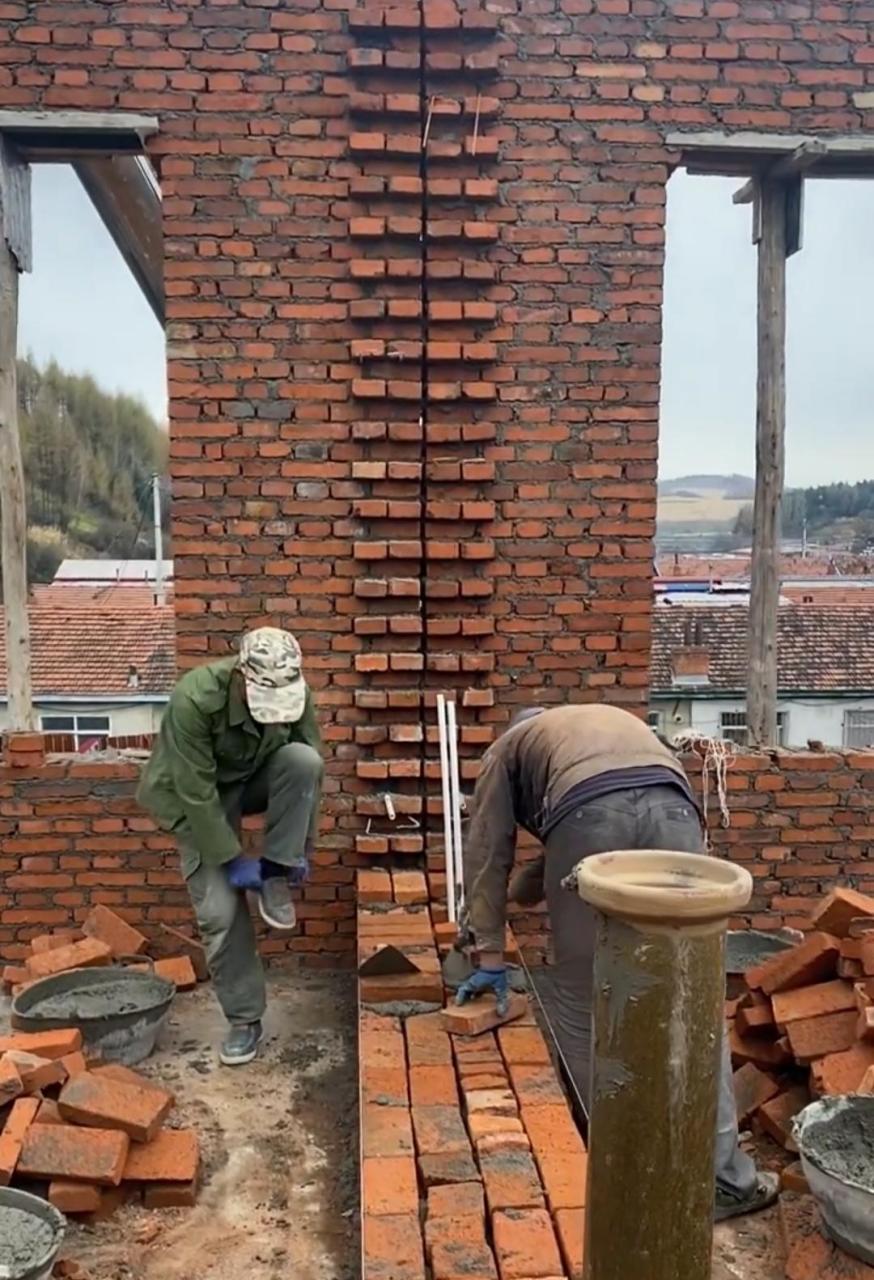 这种情况我觉得两家该商量商量,砌成一堵37墙,省砖省工吧!