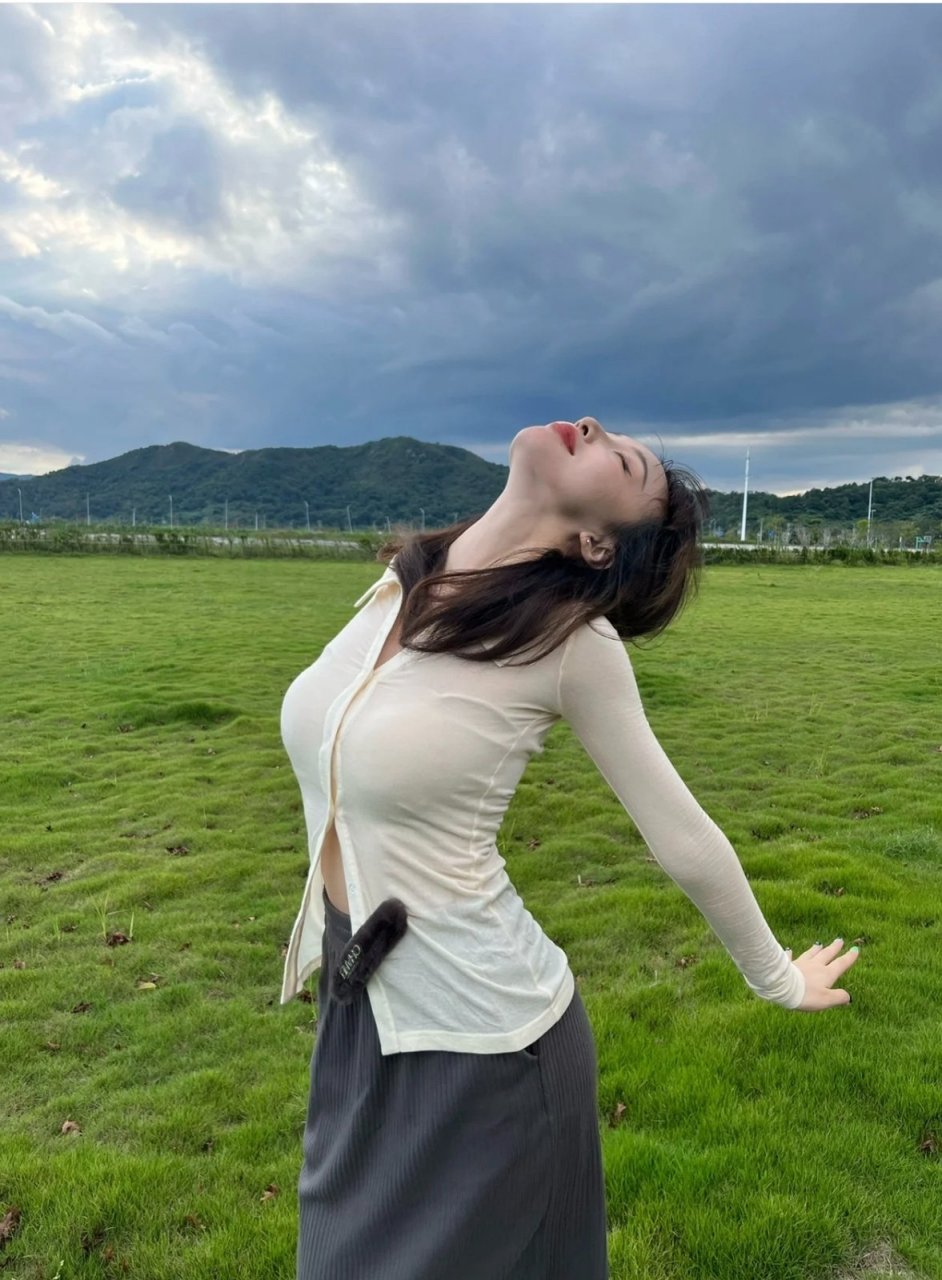 站在草中央,闭上眼睛深呼吸,全身都是草的气息