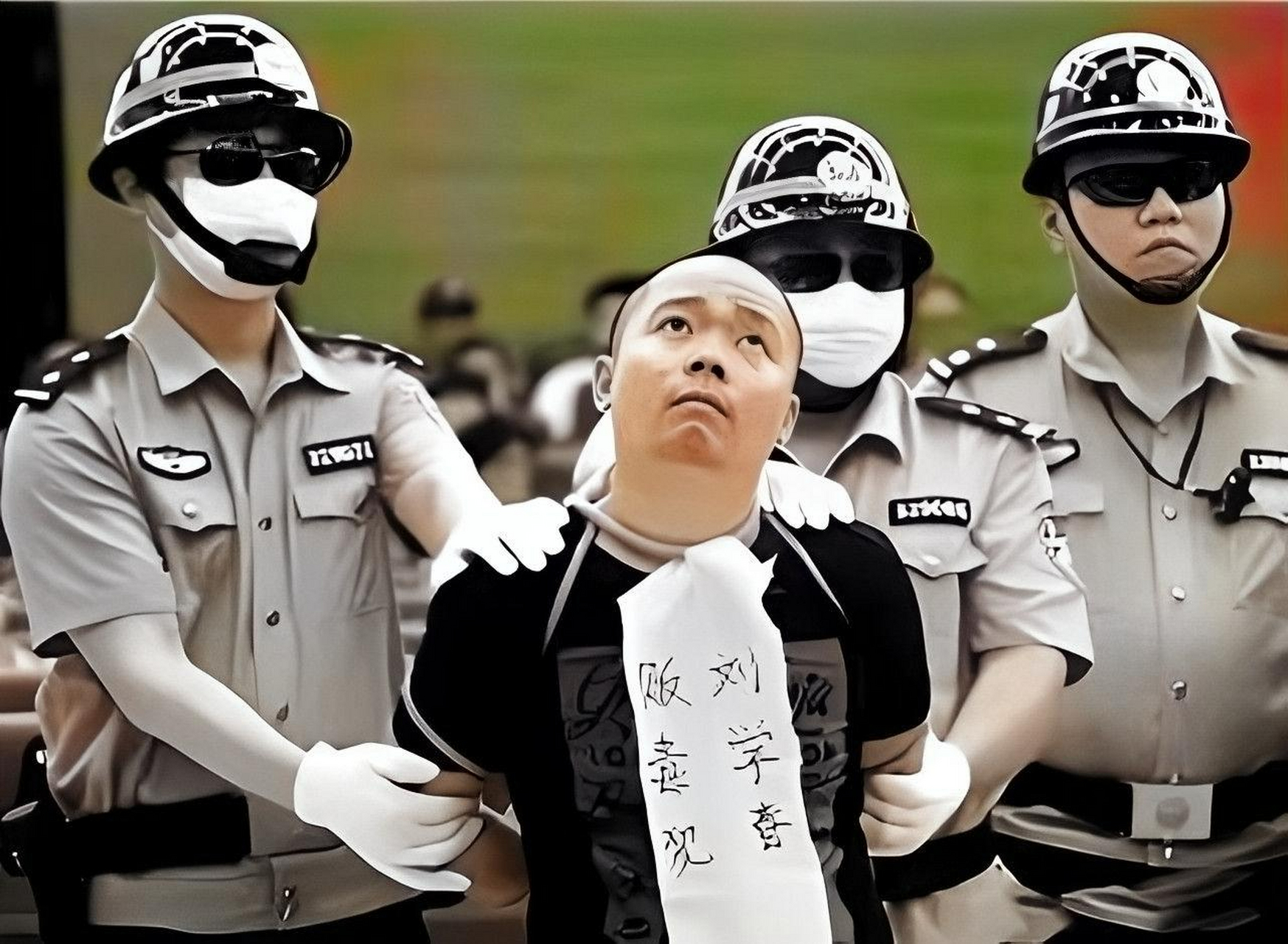 他在五花大绑山上,将在押赴的一个刑场被处决.