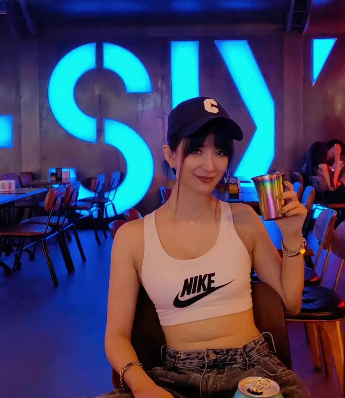 她叫班嘉佳,贵州贵阳布依族姑娘,毕业于贵州大学表演专业,进修于中央