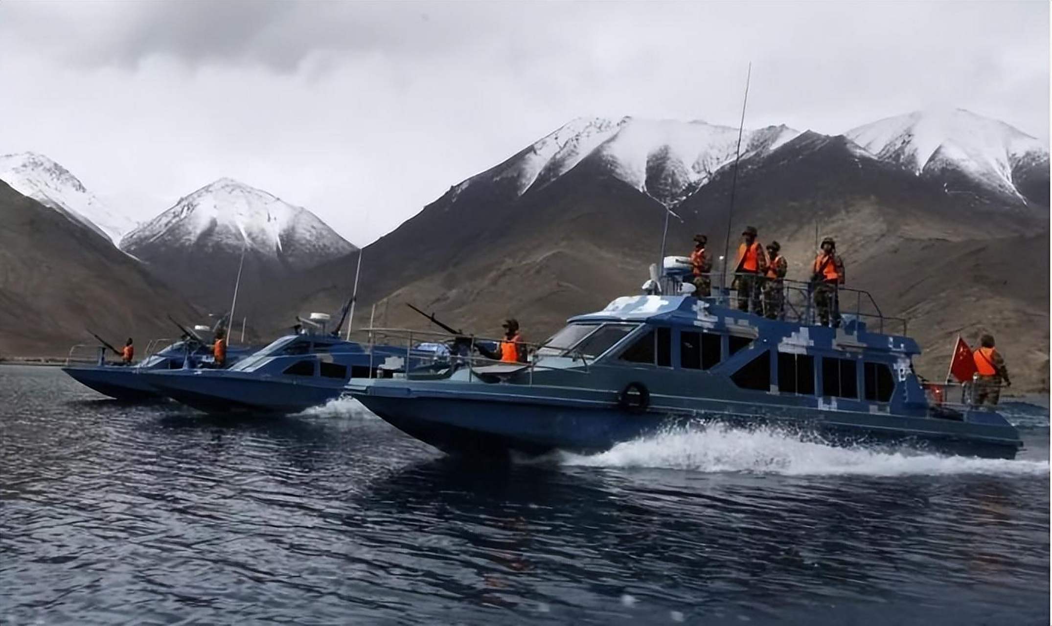 解放军"西海舰队"亮相央视,6舰编队破浪前行,对印军稳占优势.