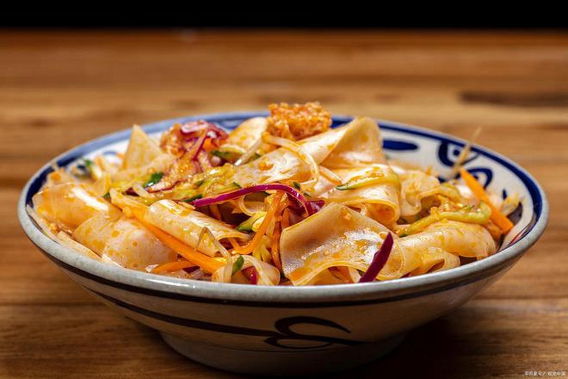 近日,河南省永城市发生了一起疑吃凉皮中毒导致1死1伤的案件,引发全城