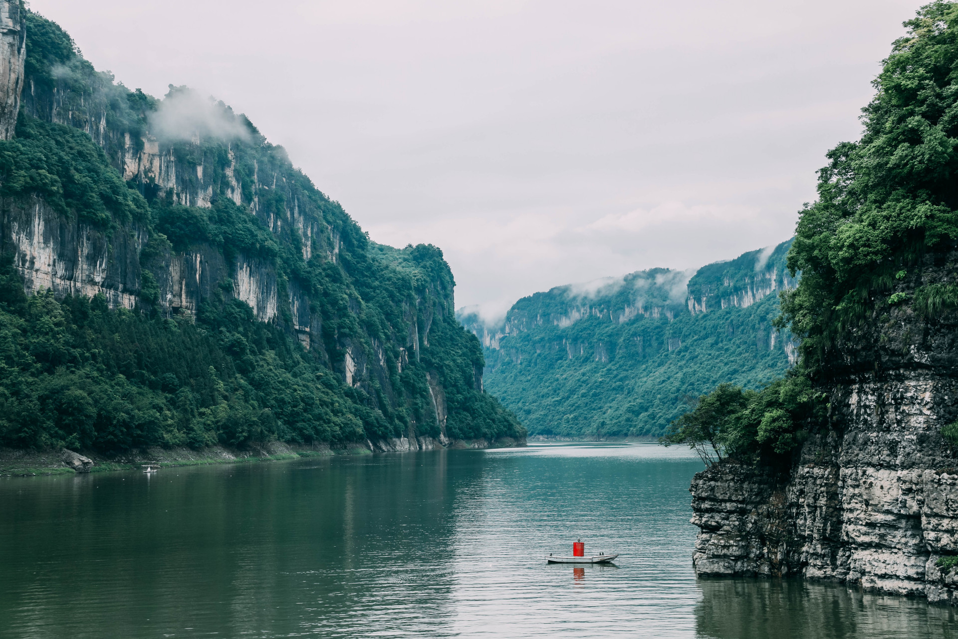 恩施清江,如一面澄澈的明镜,水面平静如磐,映照出蓝天白云,山峦倒影.