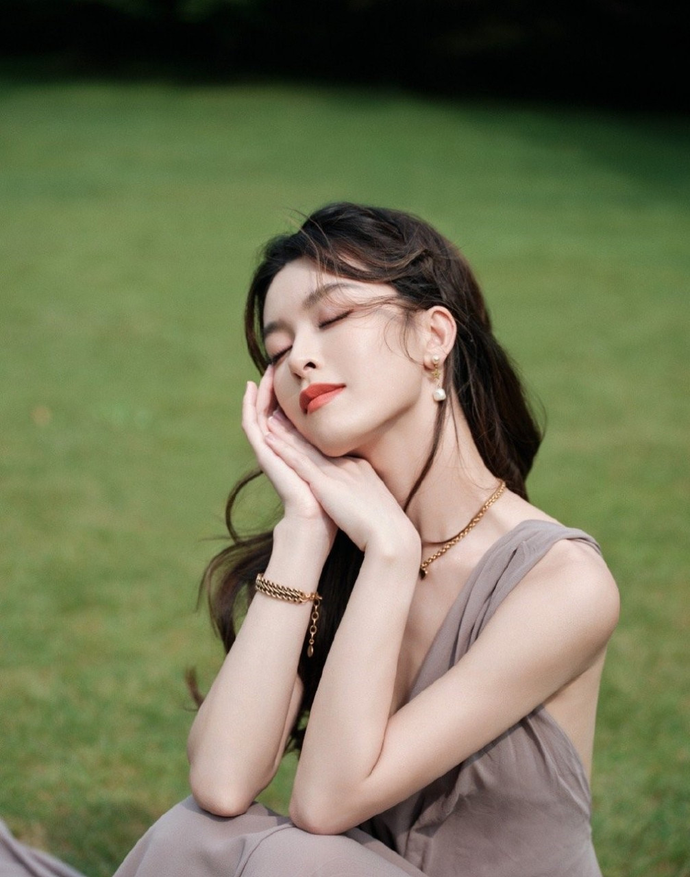 星闻#  文咏珊:浅灰长裙尽显女人魅力,高贵得像个公主. #文咏珊