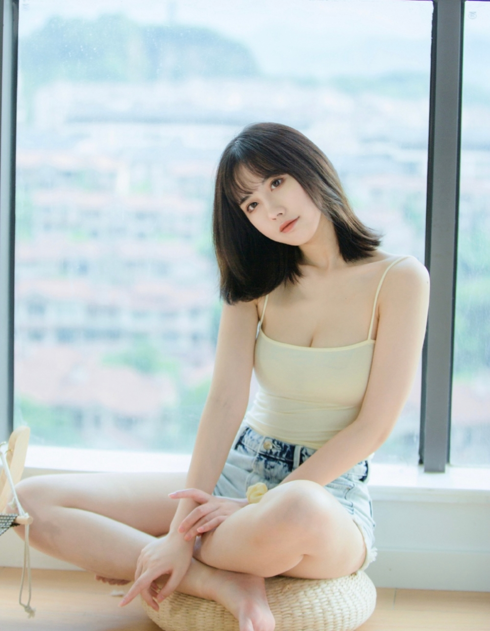 短发婴儿肥丰满温柔美女居家悠闲诱惑写真