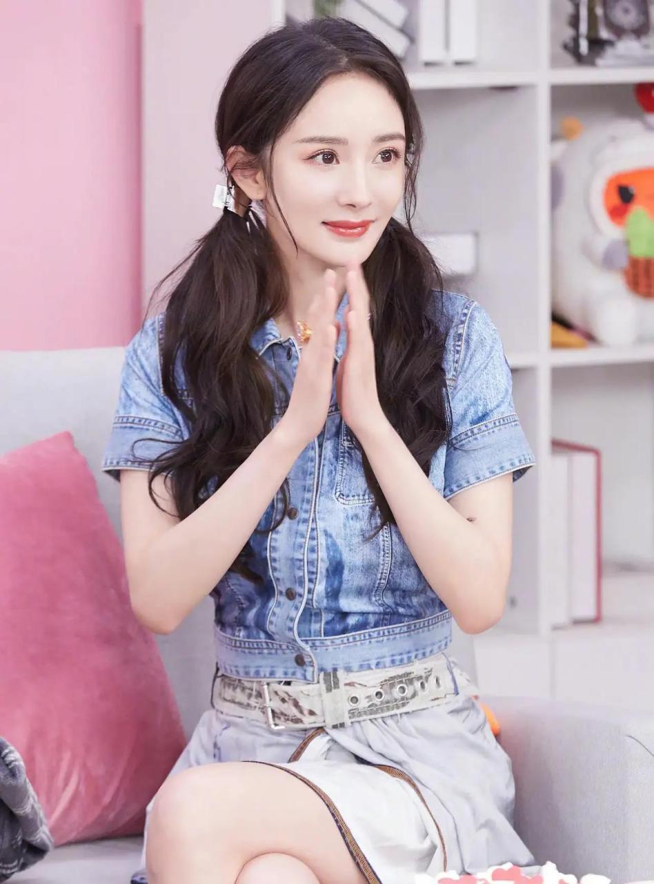 杨幂,有着完美身材,自信满满月牙笑,真是太美了   #中国版chatgpt来了