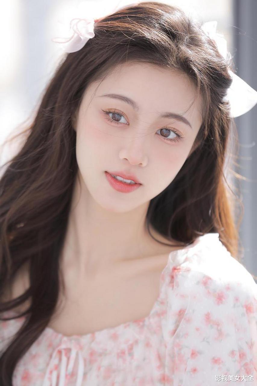 央视知名播音员杨茗茗,超高颜值小姐姐,肤白貌美浓眉大眼小仙女