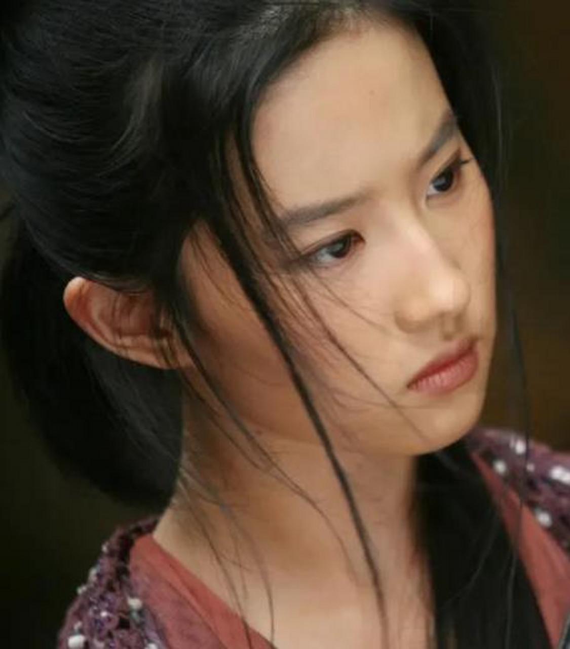 看了刘亦菲19岁时高清无滤镜的素颜特写,才知道她的脸上其实有好几颗