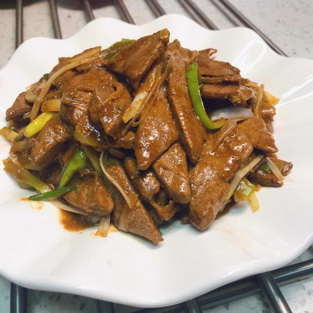 下饭菜怎么可以少了它呢,葱爆猪肝,香香～ 猪肝应该是大家非常喜欢吃