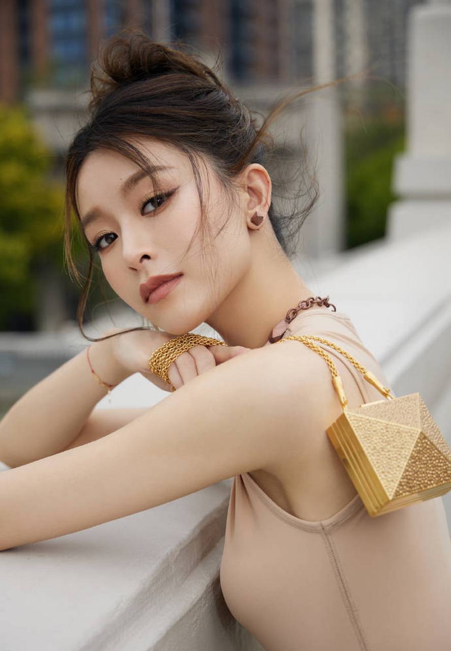 文咏珊黄色半裙造型好亮眼 高颅顶盘发显慵懒贵气  4月11日,文咏珊一