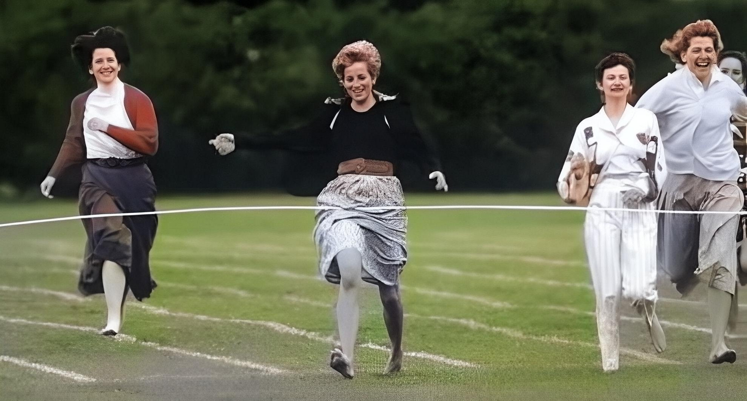 赤脚跑步的女子是英国王室的戴安娜王妃.