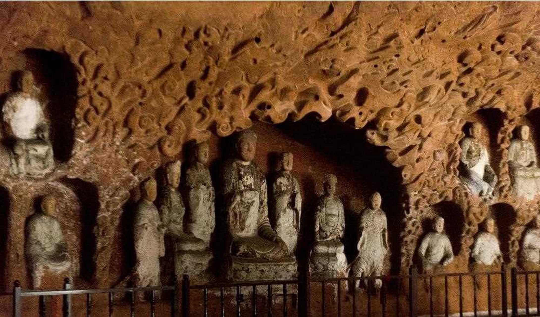 江西弋阳南岩寺,一个晋代的寺庙,山的肚子里是佛窟,山的顶上是石阶,翻