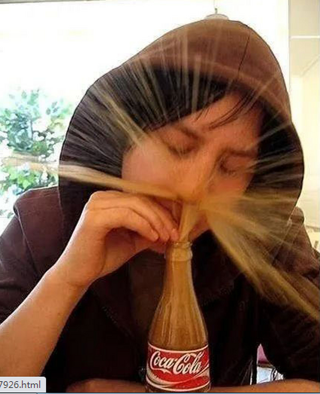 太着急喝碳酸饮料 结果却喷了一脸