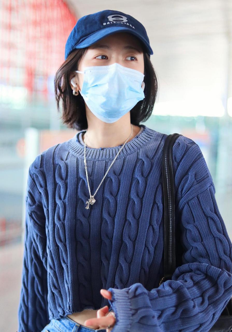 周雨彤机场街拍,做旧饰边镂空染色短款毛衣,搭配牛仔阔腿裤配厚底鞋