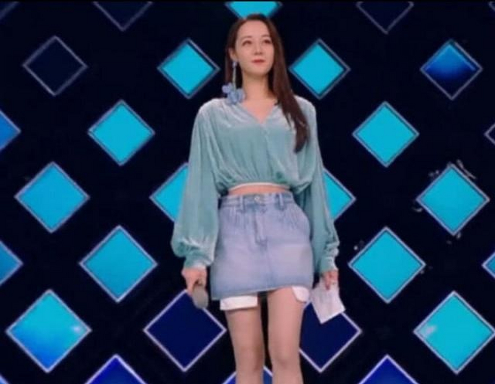 《日月》,解读现代版嫦娥,举止惹保守质疑#迪丽热巴