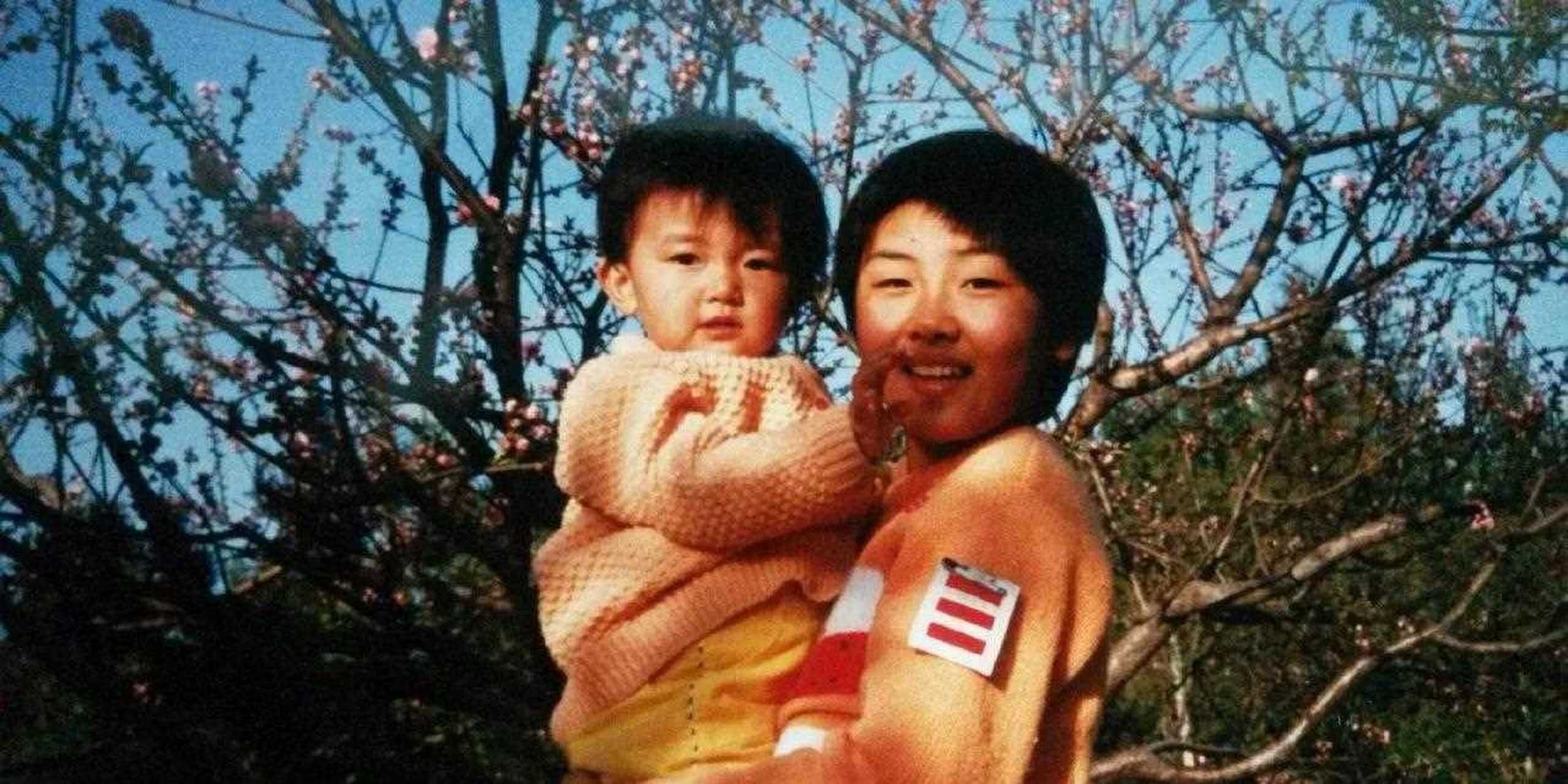 颜宁小学时就开始出类拔萃,就有了少先队"大队长"的职务![偷笑]