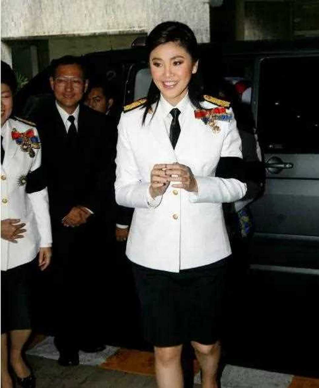 英拉时尚美照,身穿军装的她英姿飒爽,笑容甜美,很多人都被她的颜值